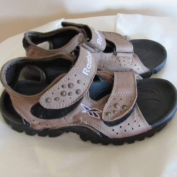 Reebok Ladies size 6 USA  Firm Price - Picture 1 of 6